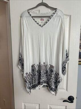 Johnny Was Embroidered V-Neck White Women’s Top with Gray Floral Trim size M